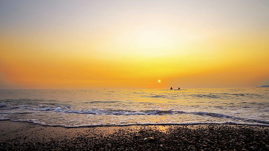 海浪在日落时喷洒海滩惊人的背景视频的预览图