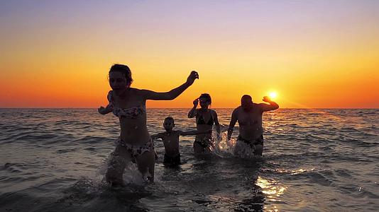 日落前家日落前从海里快乐地跳舞享受娱乐视频的预览图