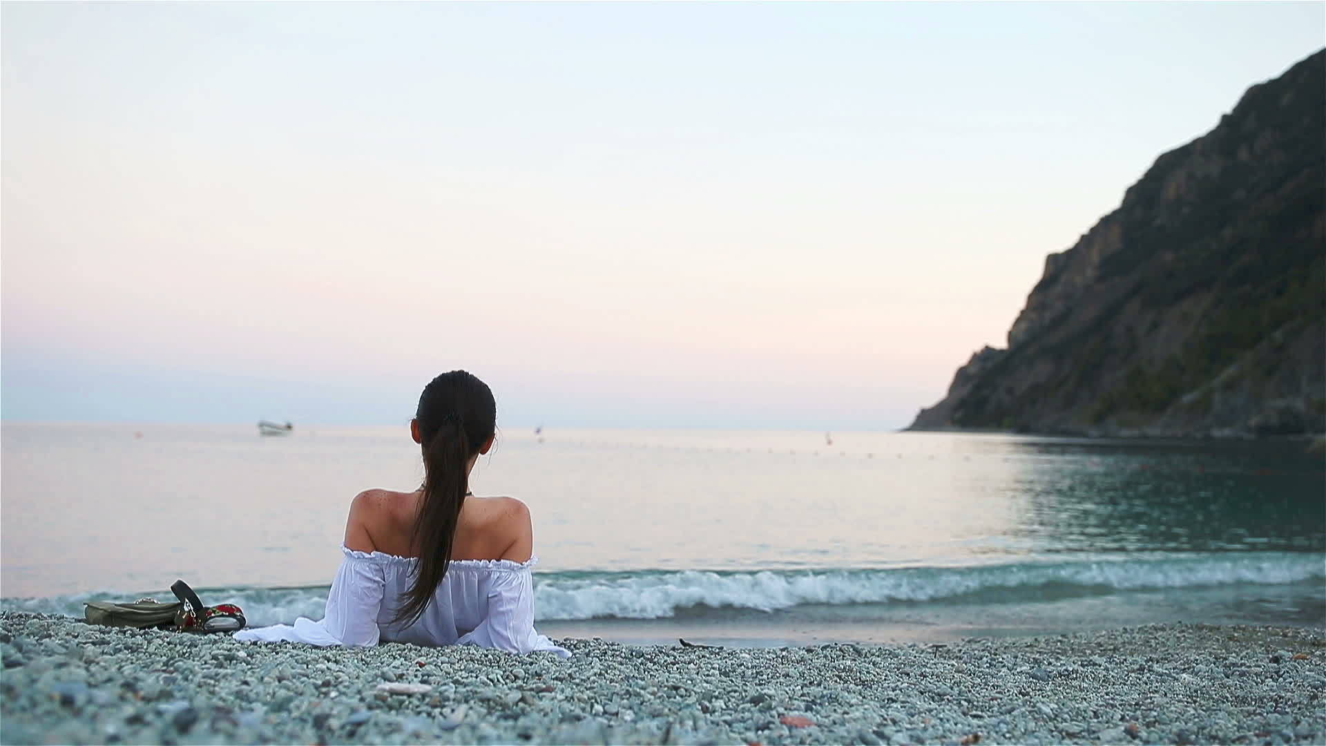 在利古里亚海岸的欧洲海岸年轻女性享受海滩度假视频的预览图