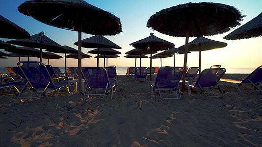 放松和浪漫的海滩场景背景暑假和假期的概念视频的预览图