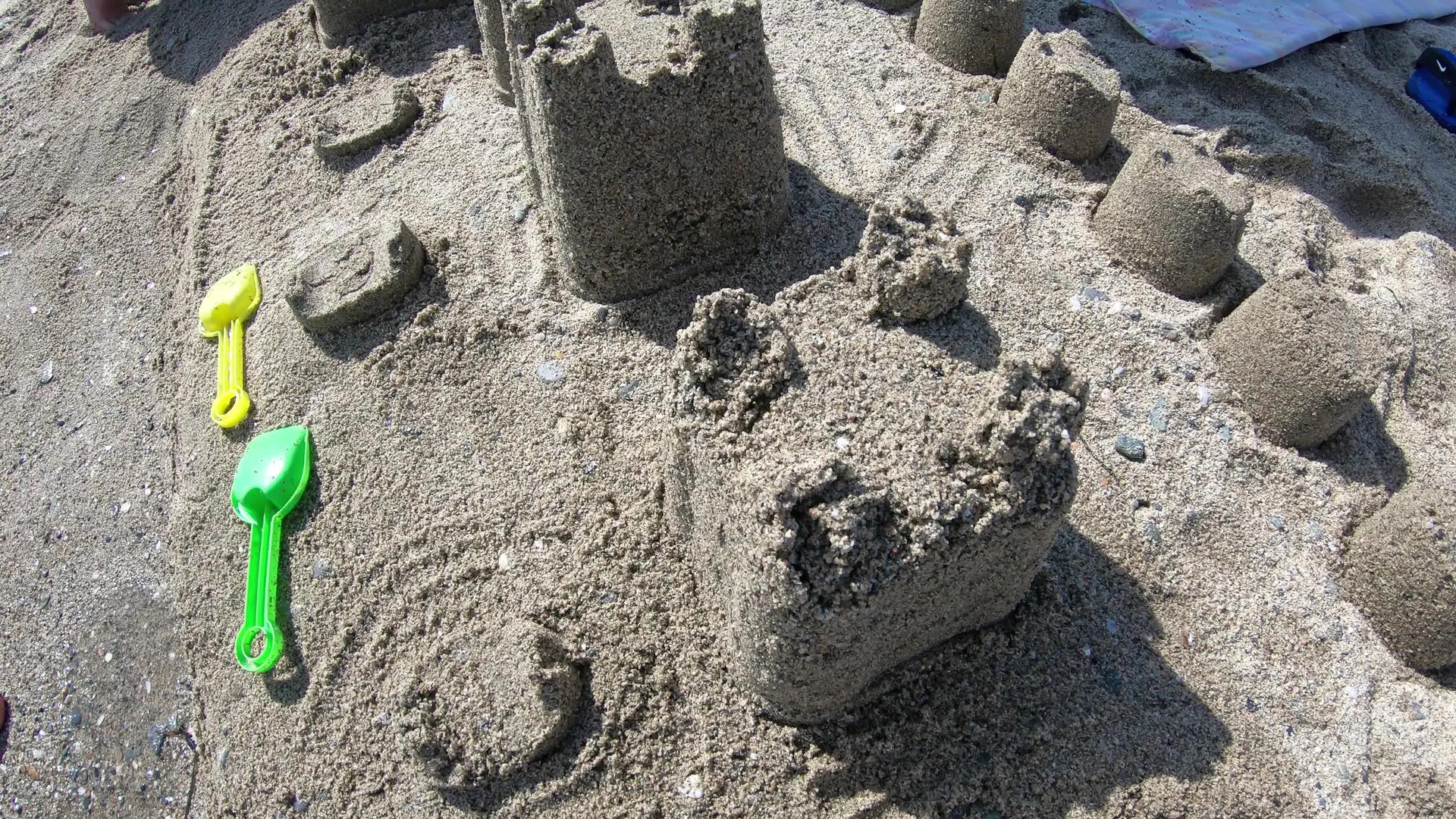 沙堡房建在海滩蓝海的南岸视频的预览图