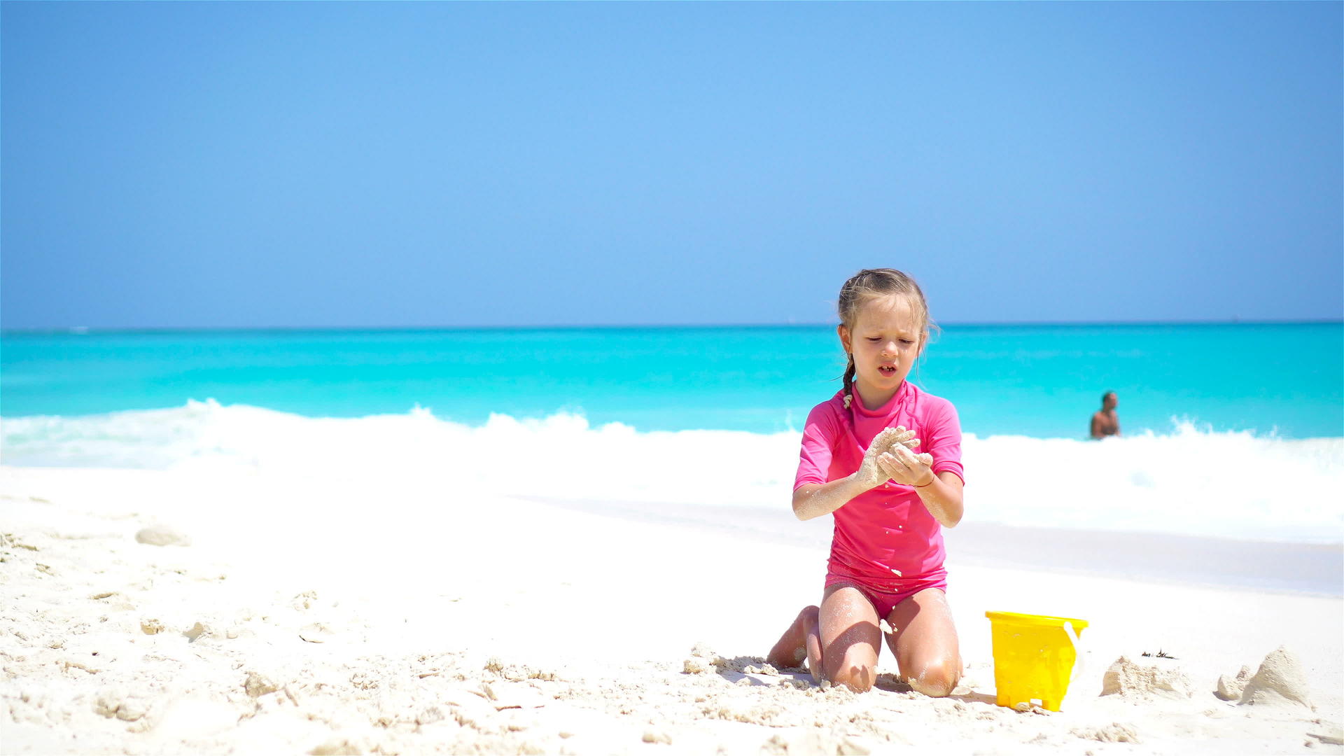 可爱的小女孩在白色沙滩上玩海滩玩具视频的预览图