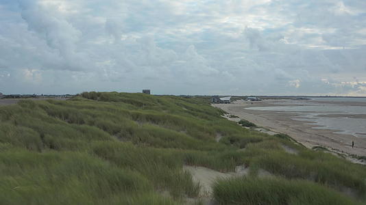 在欧洲马拉姆沙丘草海滩附近的沙滩上有4个k风筝视频的预览图