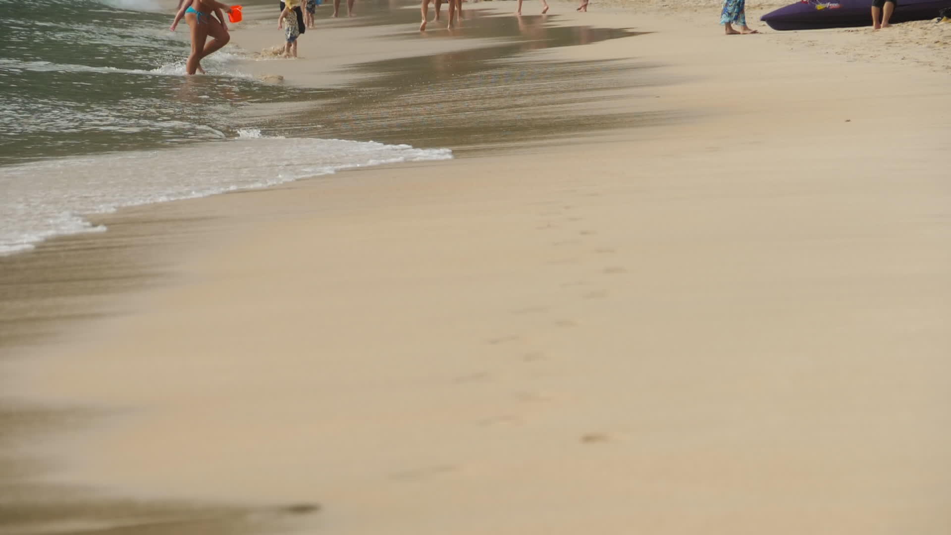 赤脚海滩步行视频的预览图