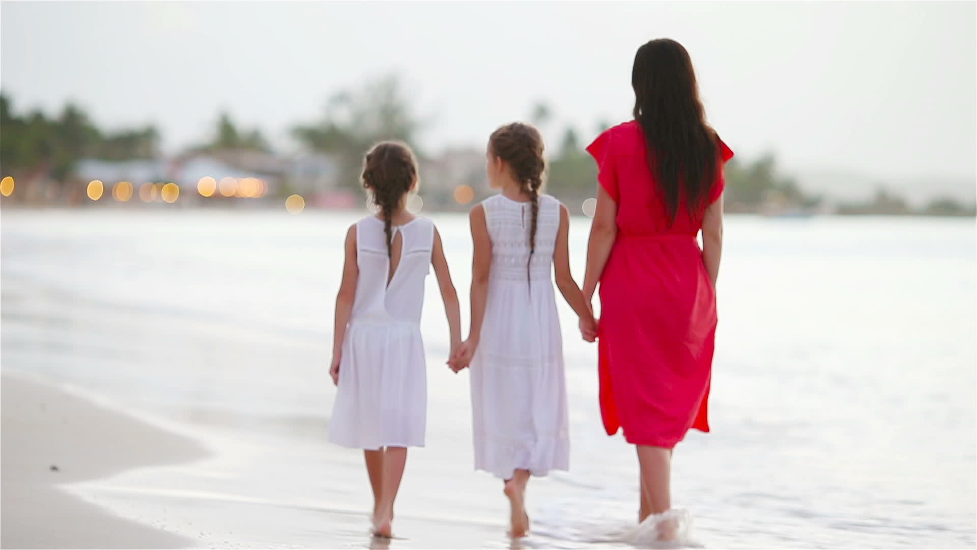 母亲和孩子的家人在日落时走路视频的预览图