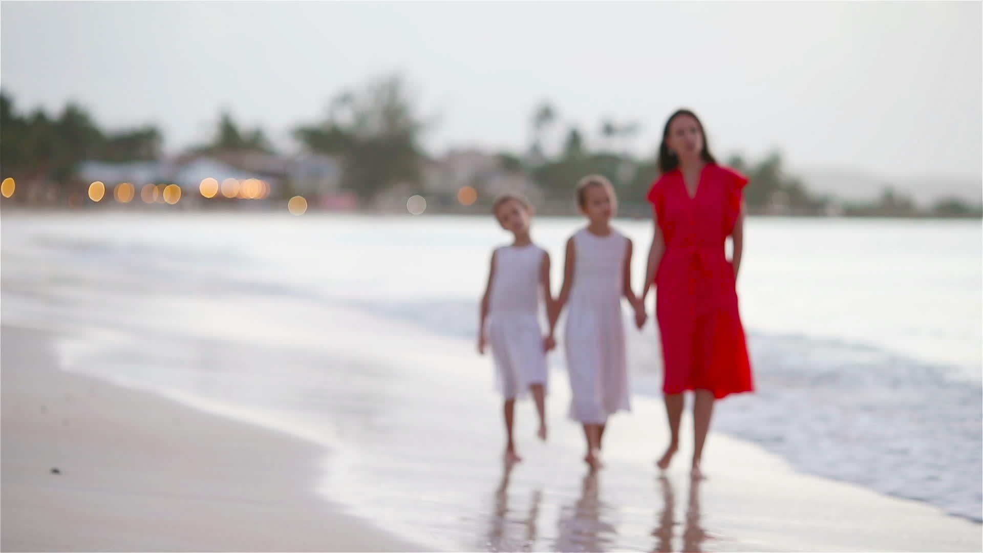 母亲和孩子的家人在日落时走路视频的预览图