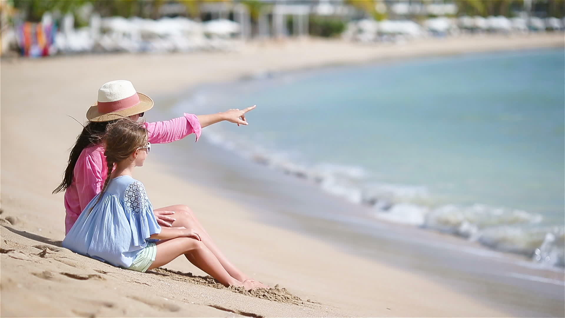 女孩和年轻的母亲在白色海滩上视频的预览图