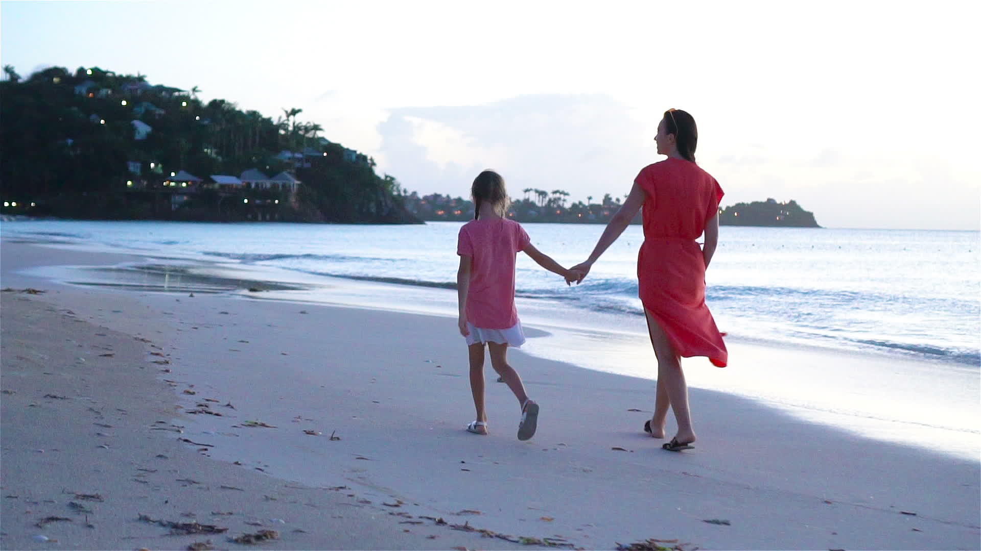 女孩和年轻的母亲在海滩上父母喜欢慢动作视频视频的预览图