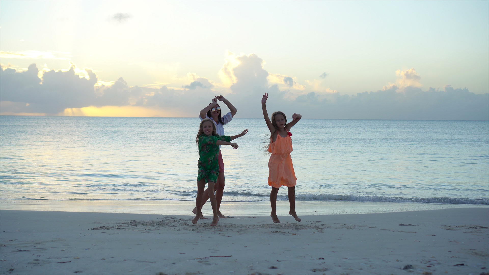 可爱的小女孩和年轻的母亲在白色的海滩上视频的预览图