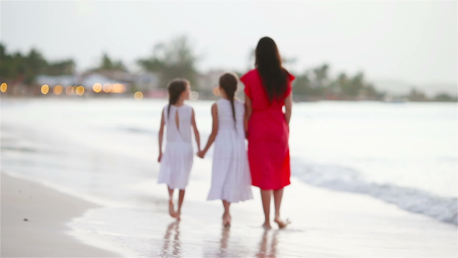 可爱的小女孩和年轻的母亲在白色的海滩上玩得很开心视频的预览图