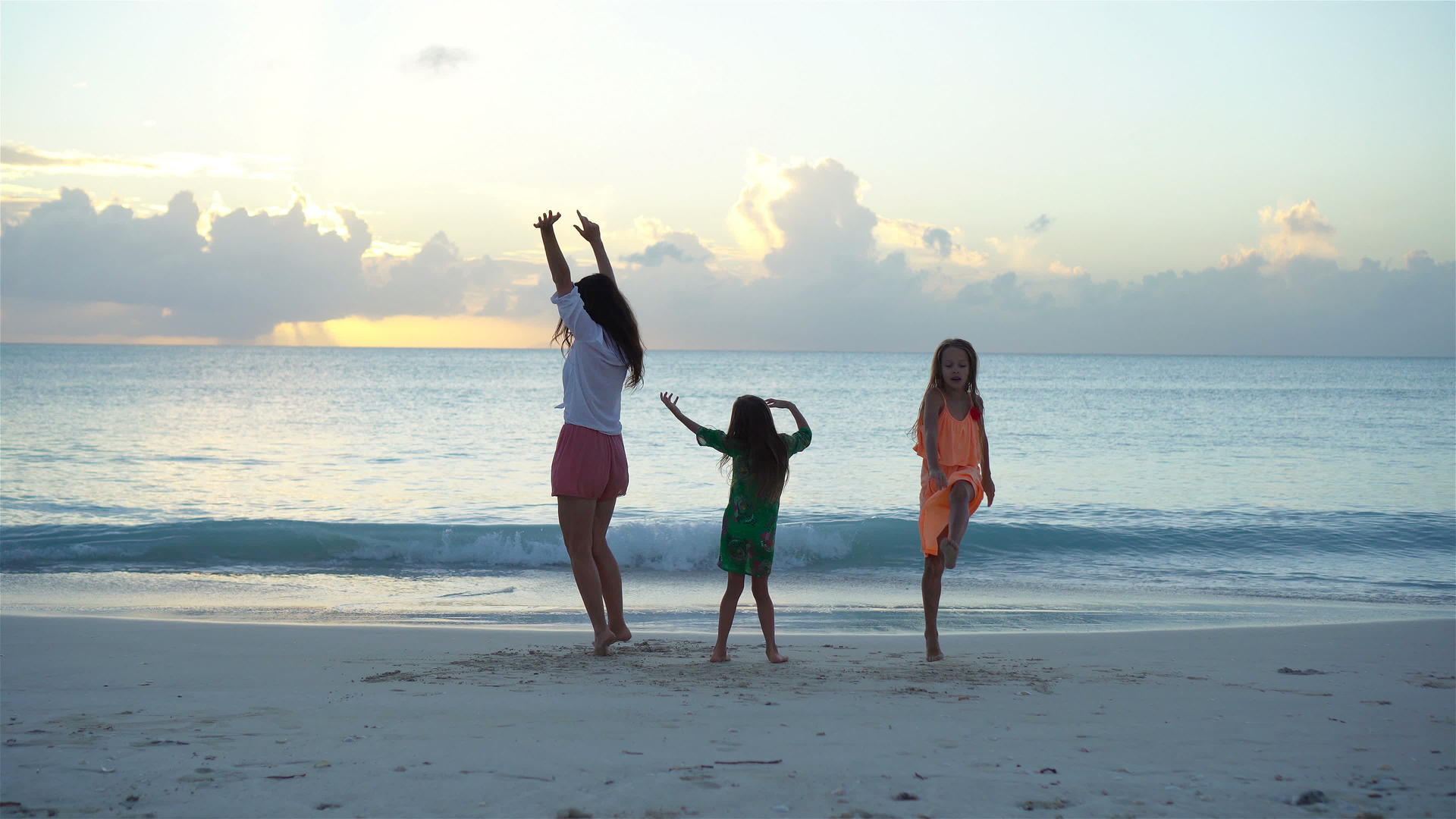 可爱的小女孩和年轻的母亲在白色海滩上玩得很开心视频的预览图