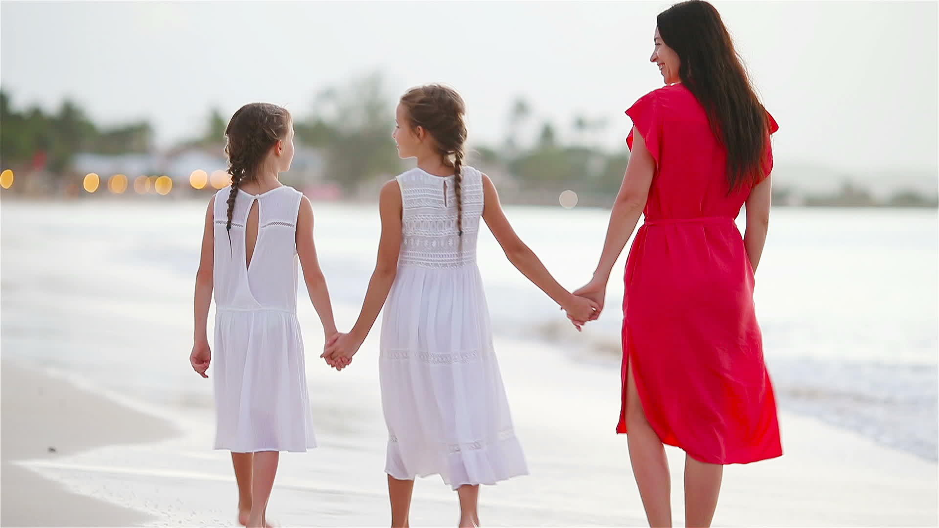 三个家庭在白色沙滩上走来走去一家人分成三口视频的预览图