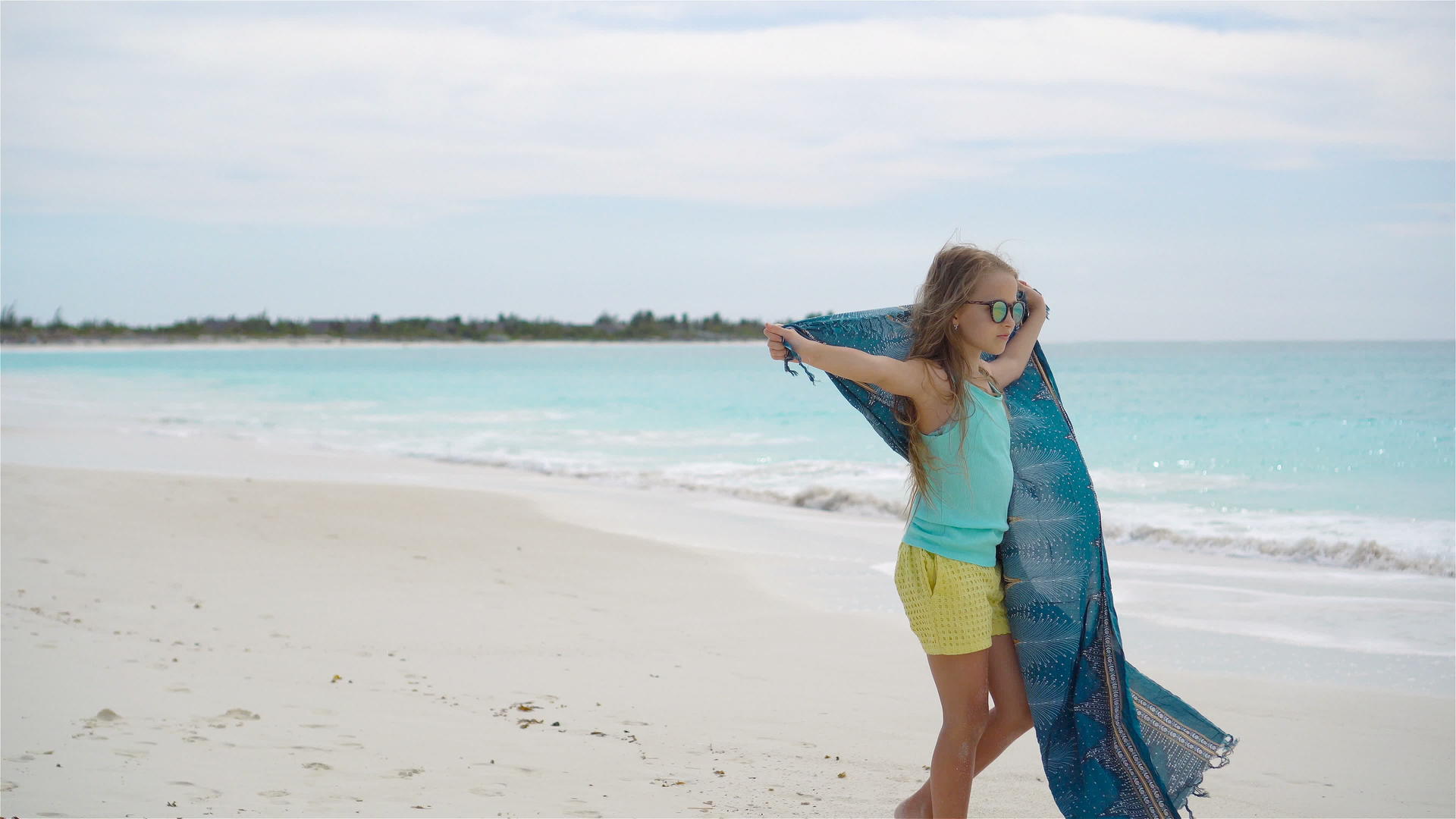 小女孩在海滩上玩得很开心孩子们和阿帕一起享受海滩度假视频的预览图