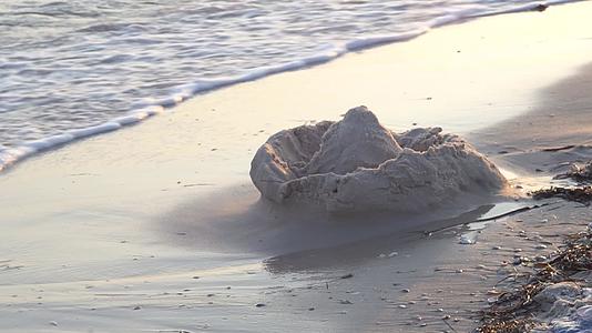 沙滩上的沙沙城堡视频的预览图