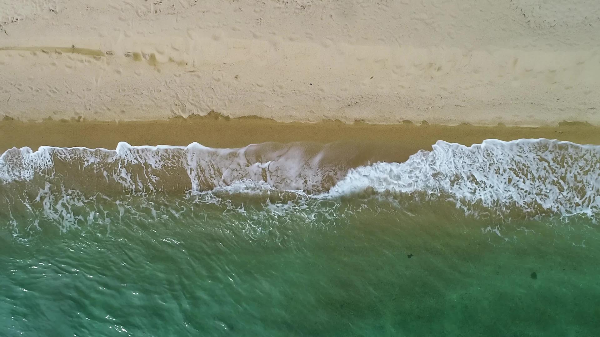 从顶部的角度来看沙滩海浪视频的预览图