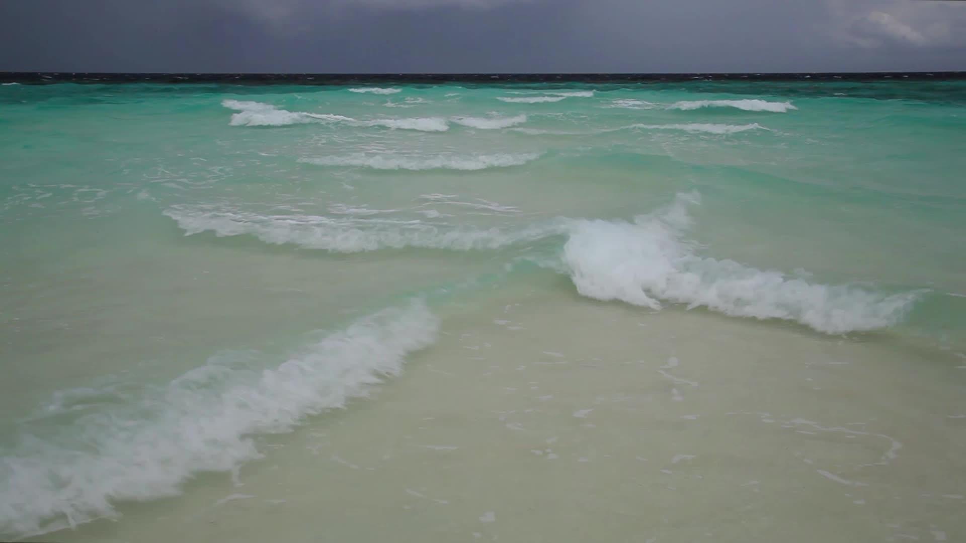 海浪、海浪和海浪在海滩上视频的预览图