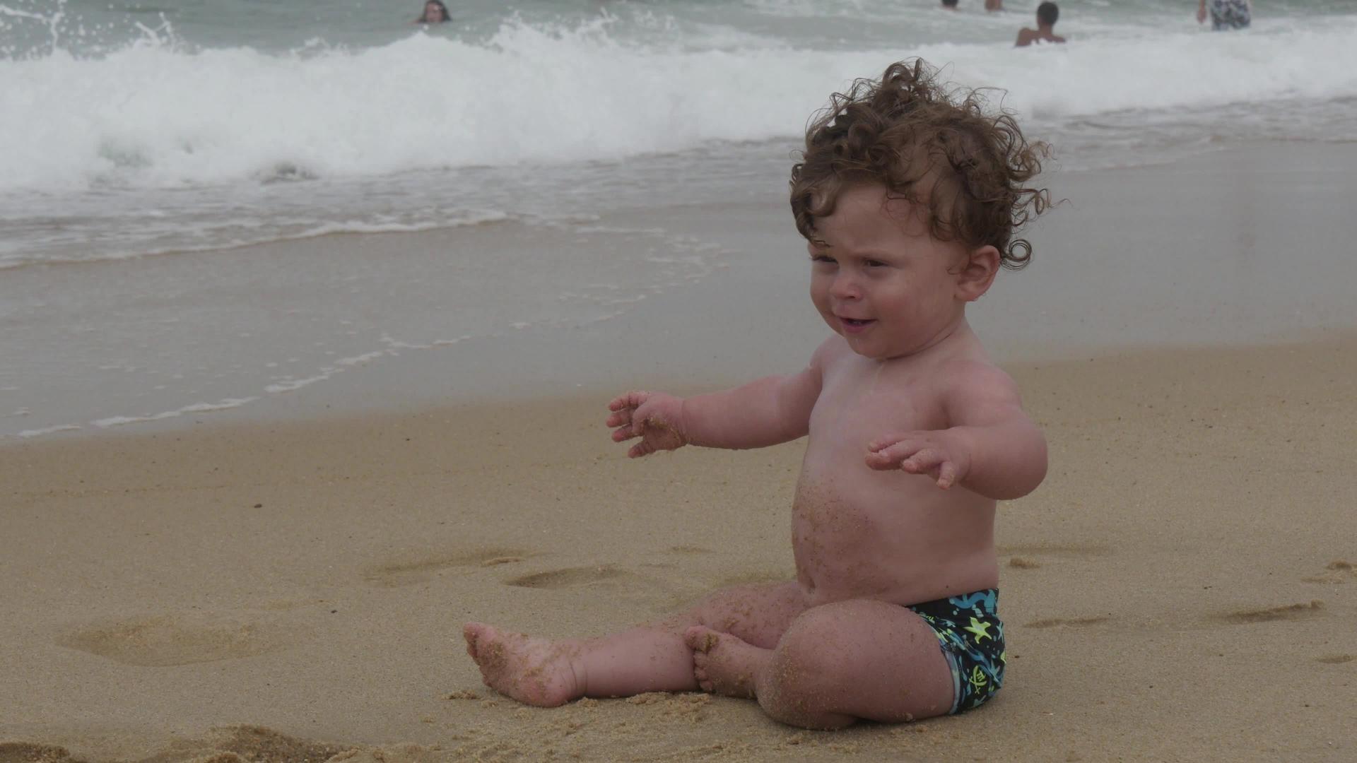 小男孩在沙滩上玩沙沙视频的预览图