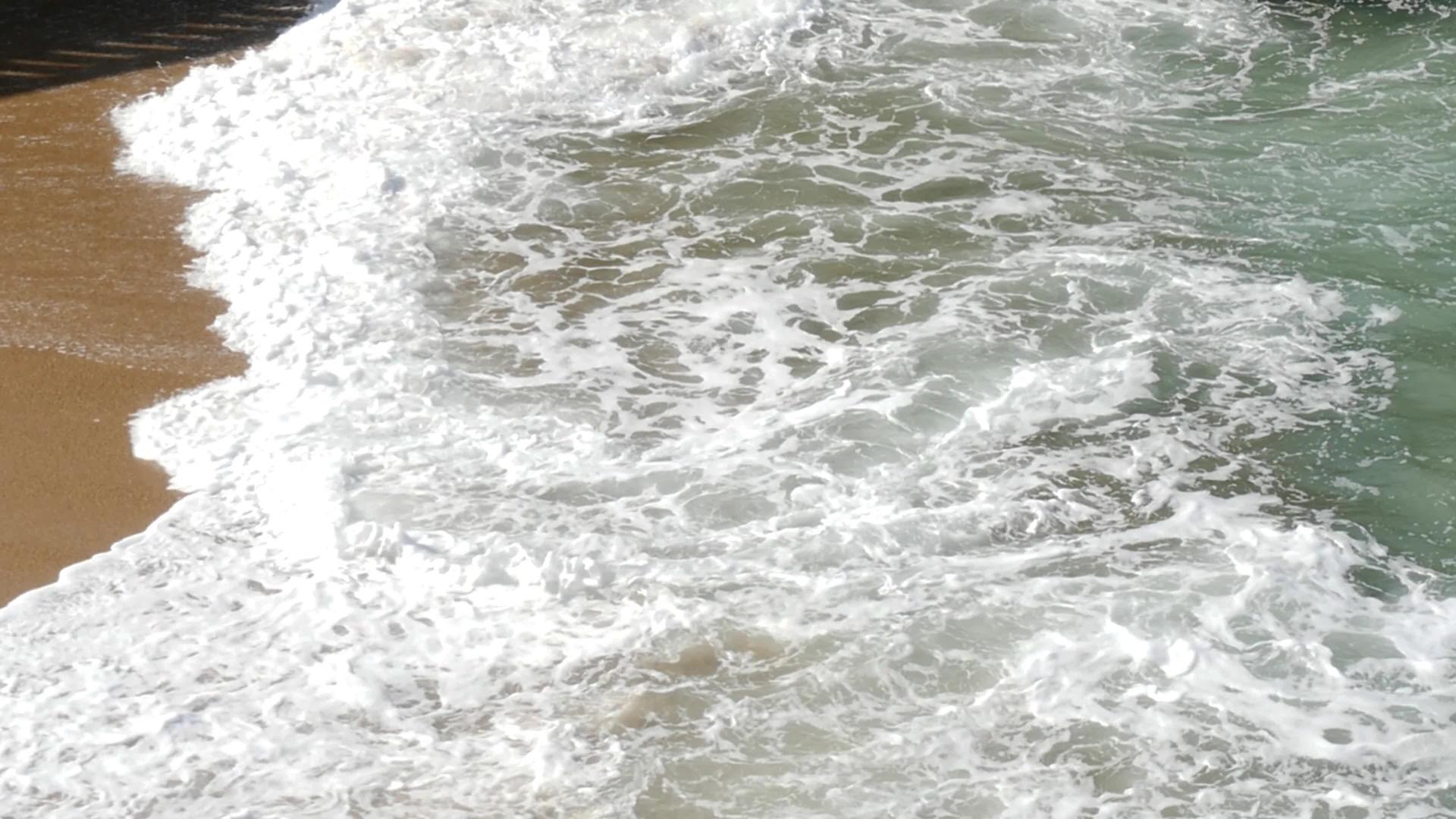 海滩上的小波浪视频的预览图