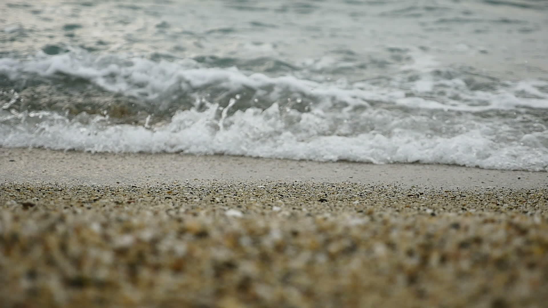 美丽的波浪在海滩上缓慢地移动视频的预览图