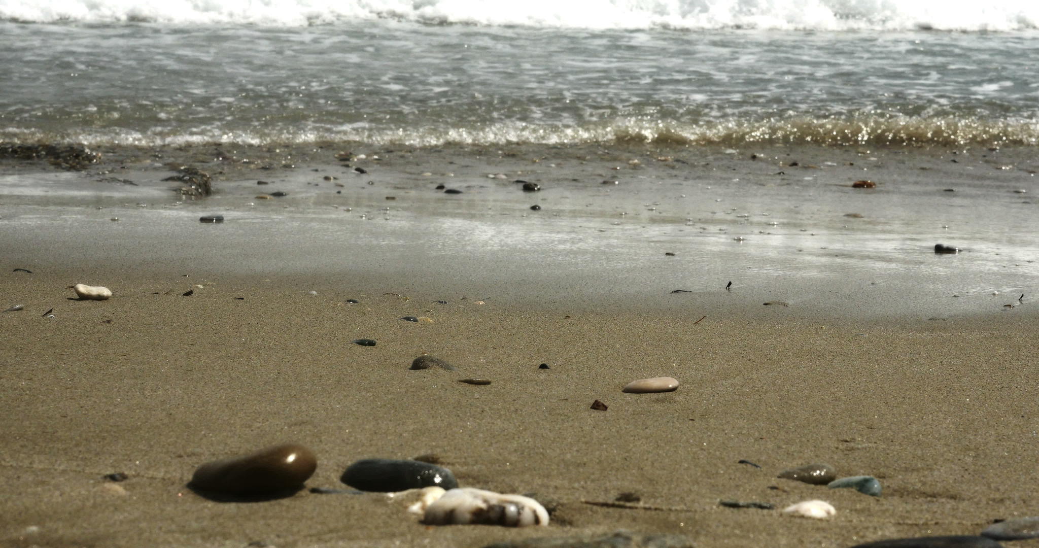 海滩上美丽的海浪4k视频的预览图