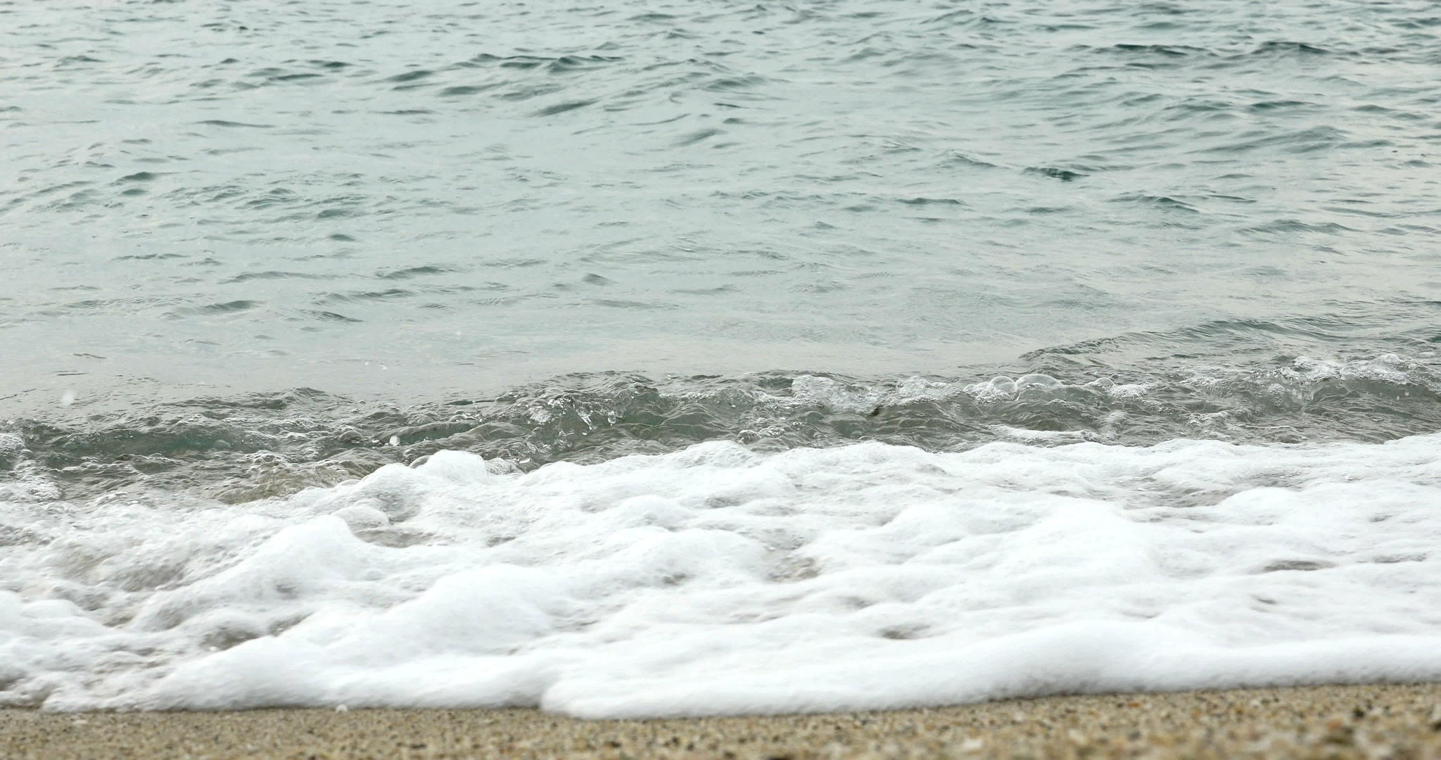 海滩上美丽的海浪4k视频的预览图