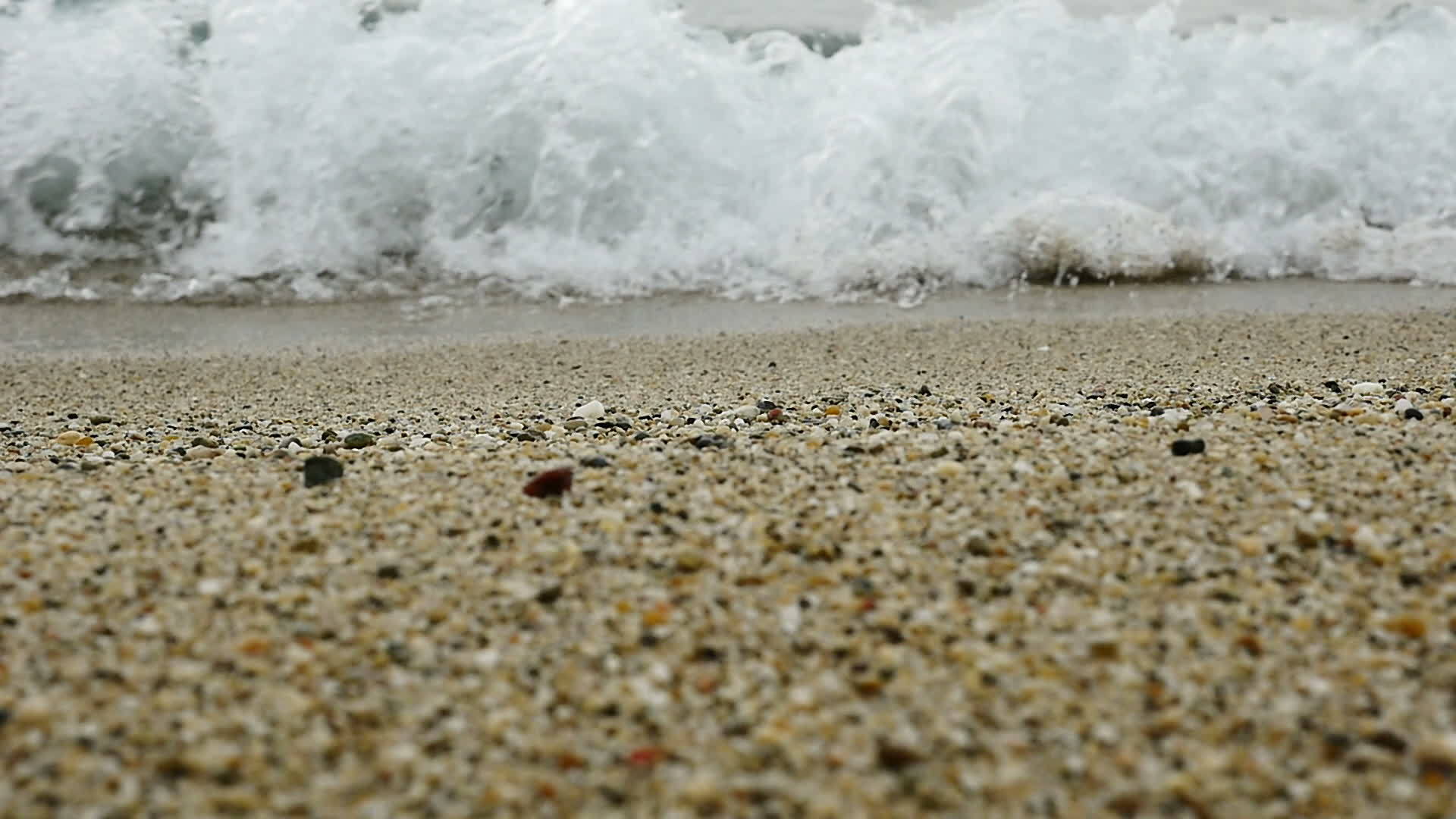 美丽的波浪在海滩上缓慢地移动视频的预览图