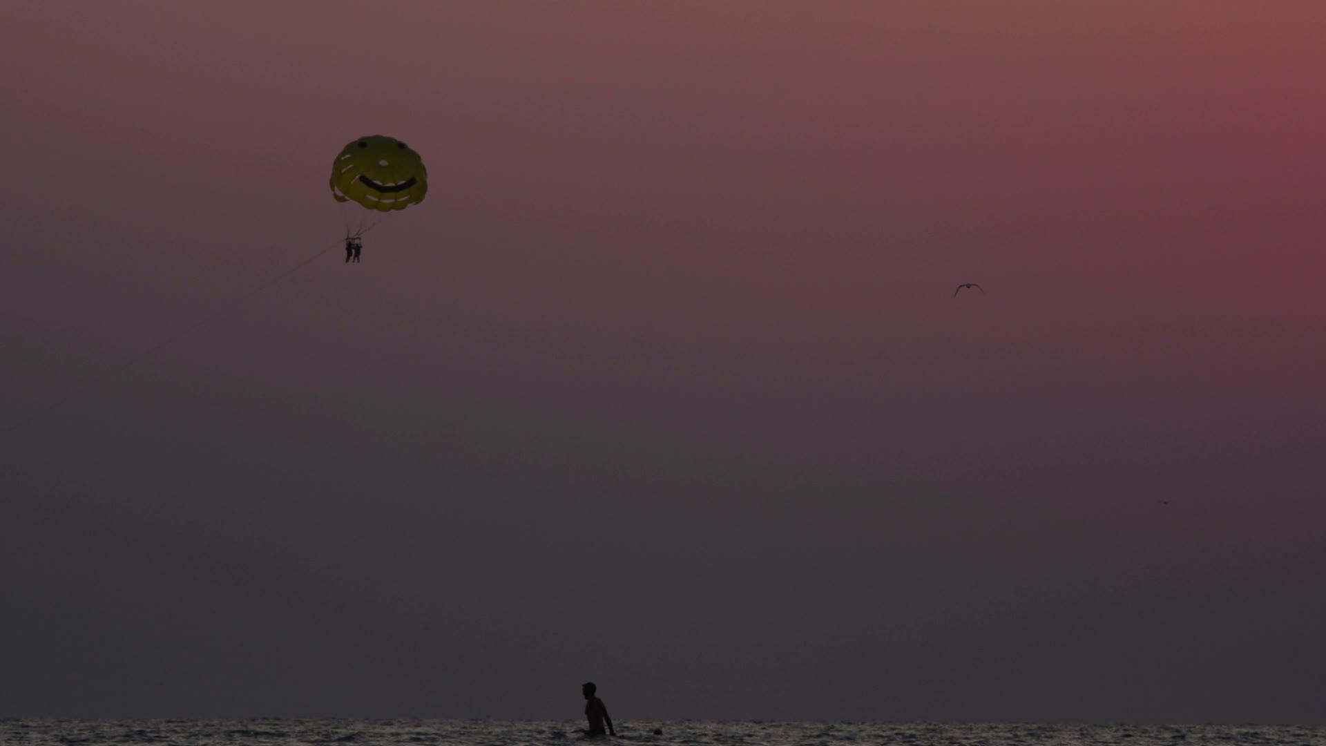 日落时在海上降落伞视频的预览图