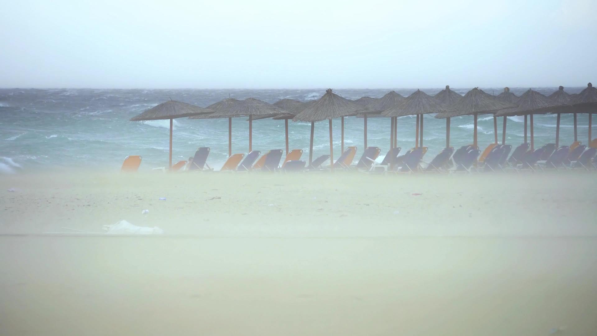 在加利福尼亚州的海滩上沙尘暴和风帆冲浪是不可能的视频的预览图