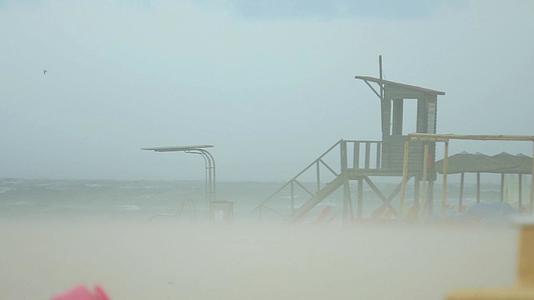 加里弗罗尼亚海滩的沙尘暴有一个保护屋的飓风风暴天气视频的预览图