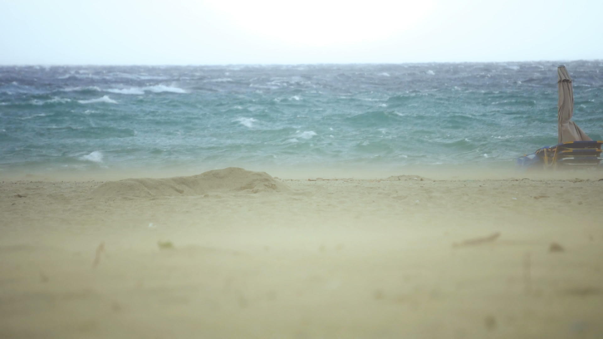 加里弗罗尼亚海滩的沙风暴视频的预览图