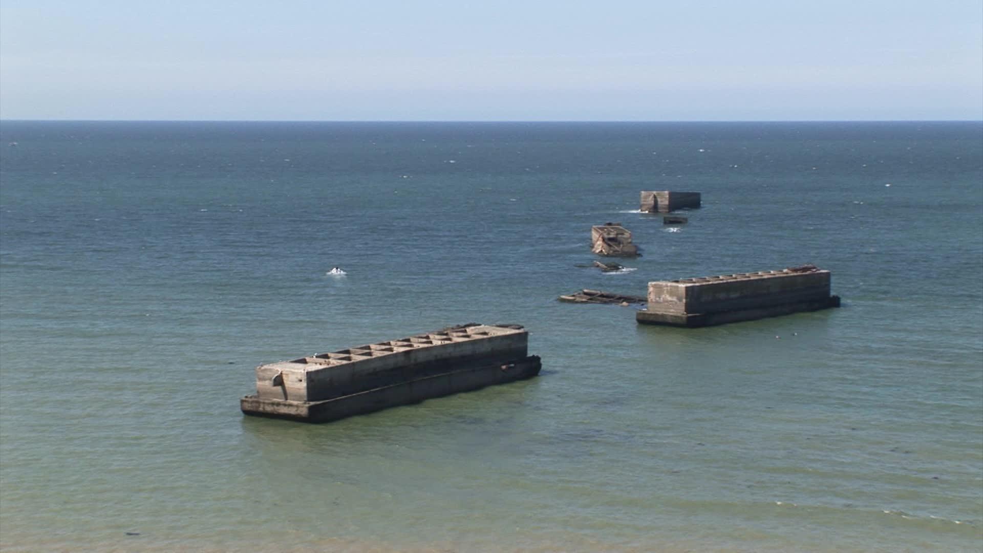 两艘英国船只停靠在油莓港、阿罗曼斯港、法国视频的预览图