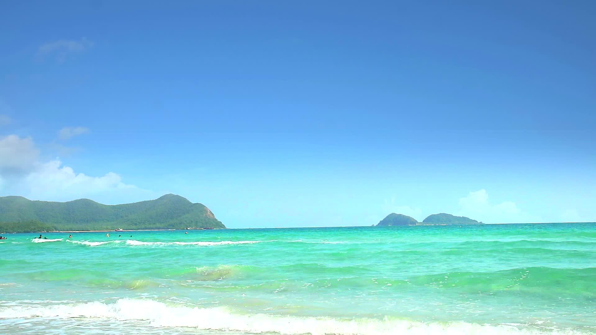海洋和岛屿的蓝天背景视频的预览图