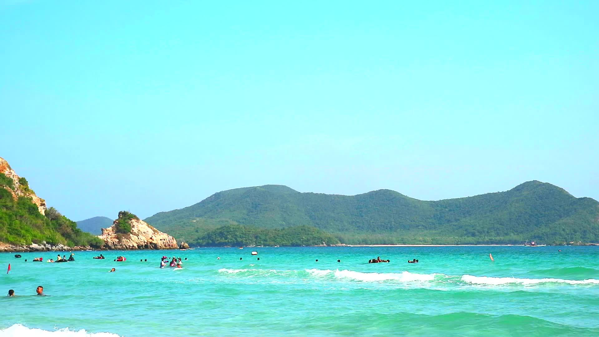 海洋和岛屿的游泳和蓝天的背景视频的预览图