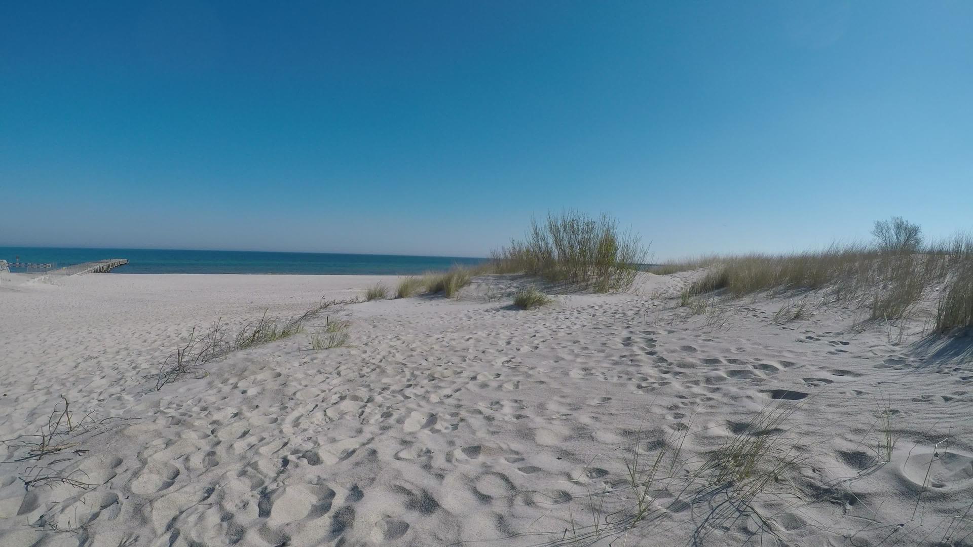 泛光天体横跨黄海海滩视频的预览图