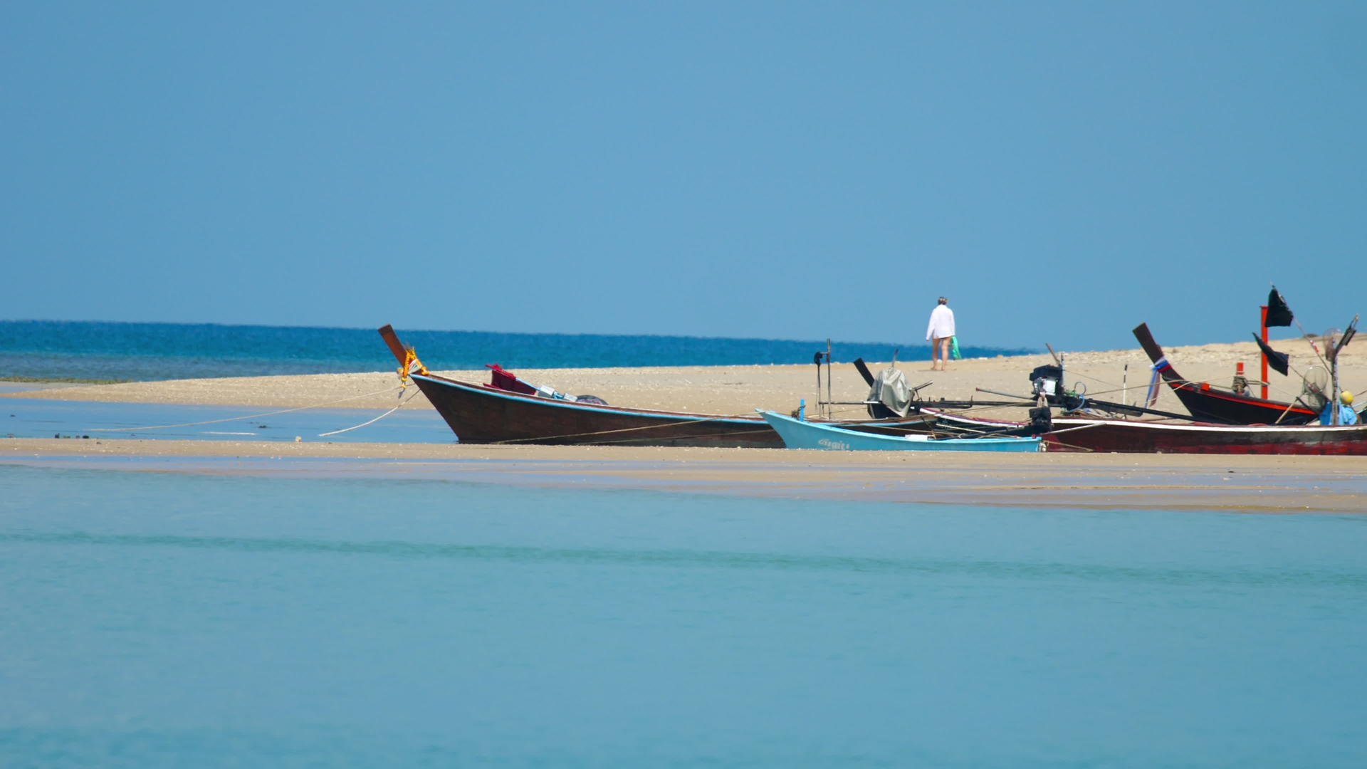 长尾渔船在海滩上视频的预览图