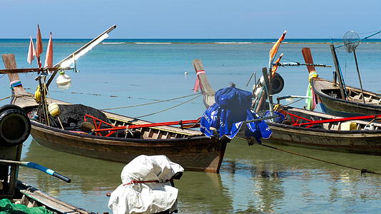 长尾渔船在海滩上视频的预览图