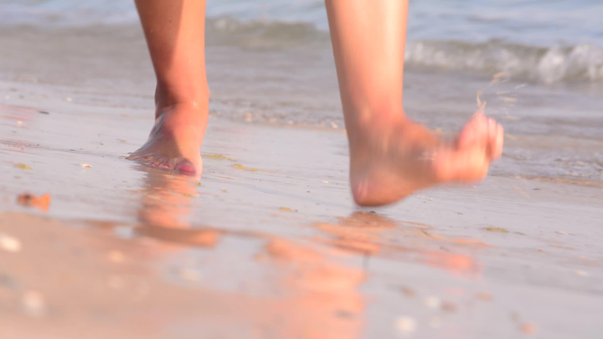 赤脚走在湿沙滩上视频的预览图
