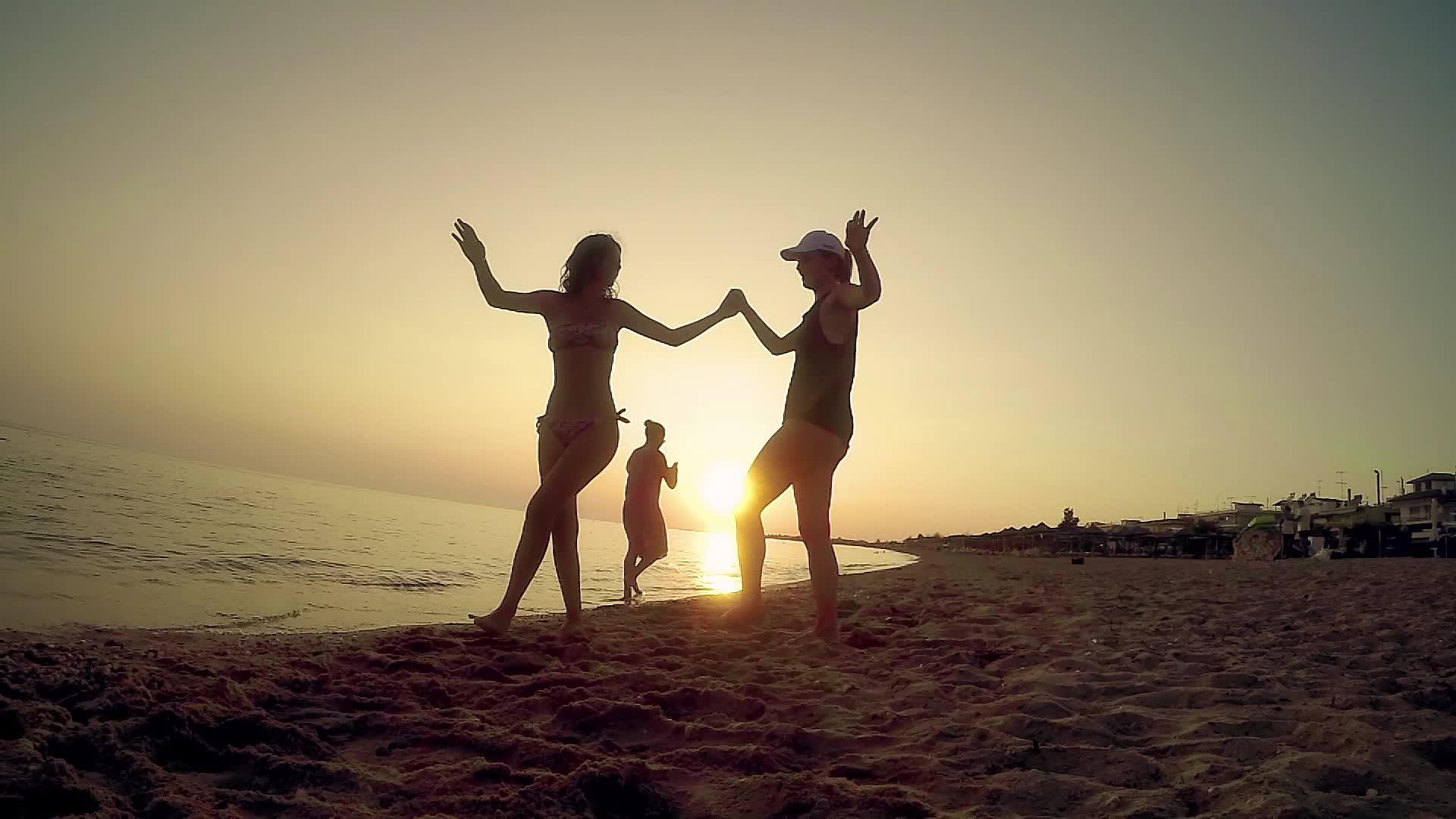 两个朋友在海滩上玩耍和跳舞传统的希腊舞蹈休养假视频的预览图