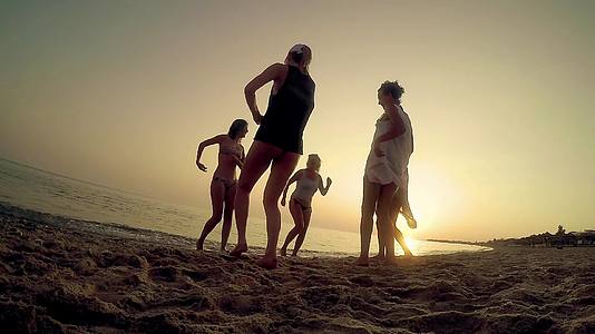 五名穿着比基尼的妇女在夏天日落时慢慢跳舞视频的预览图