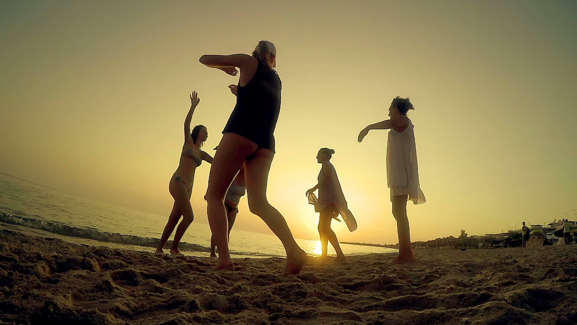五名穿着比基尼的妇女在夏天日落时慢慢跳舞视频的预览图