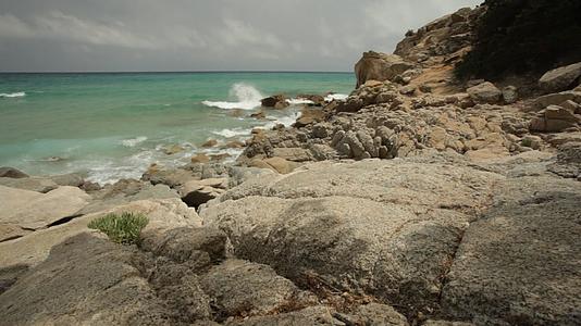 俯视沙地尼亚2号海的悬崖视频的预览图