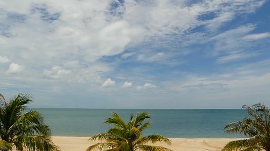 热带天堂异国情调的白色沙滩被蓝色平静的大海冲走视频的预览图