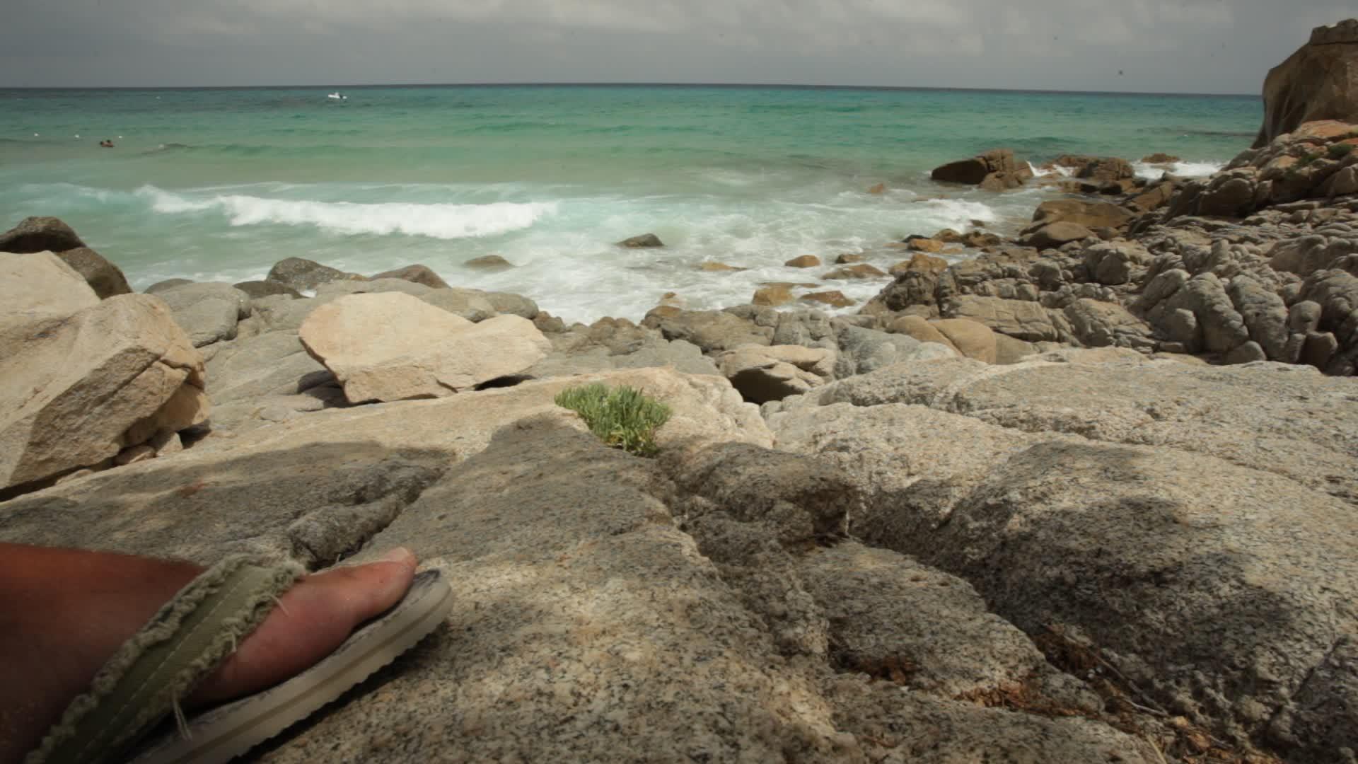 俯瞰沙地尼亚海的悬崖视频的预览图