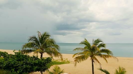 热带天堂异国情调的白色沙滩被蓝色平静的大海冲走视频的预览图