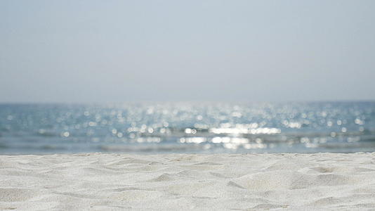 4k沙滩海水波模糊；热带海滩bokeh暑假背景带视频的预览图