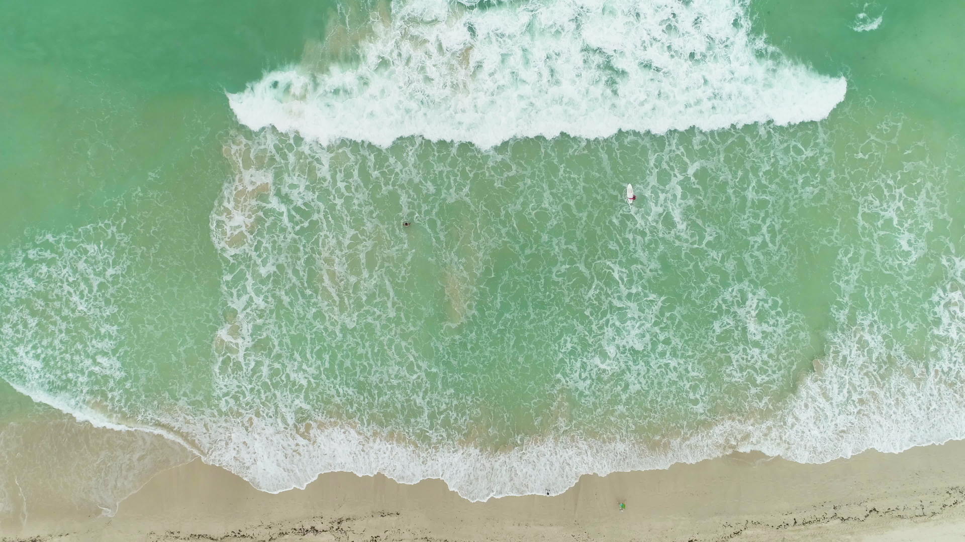 从上到下垂直的海浪和海滩视频的预览图