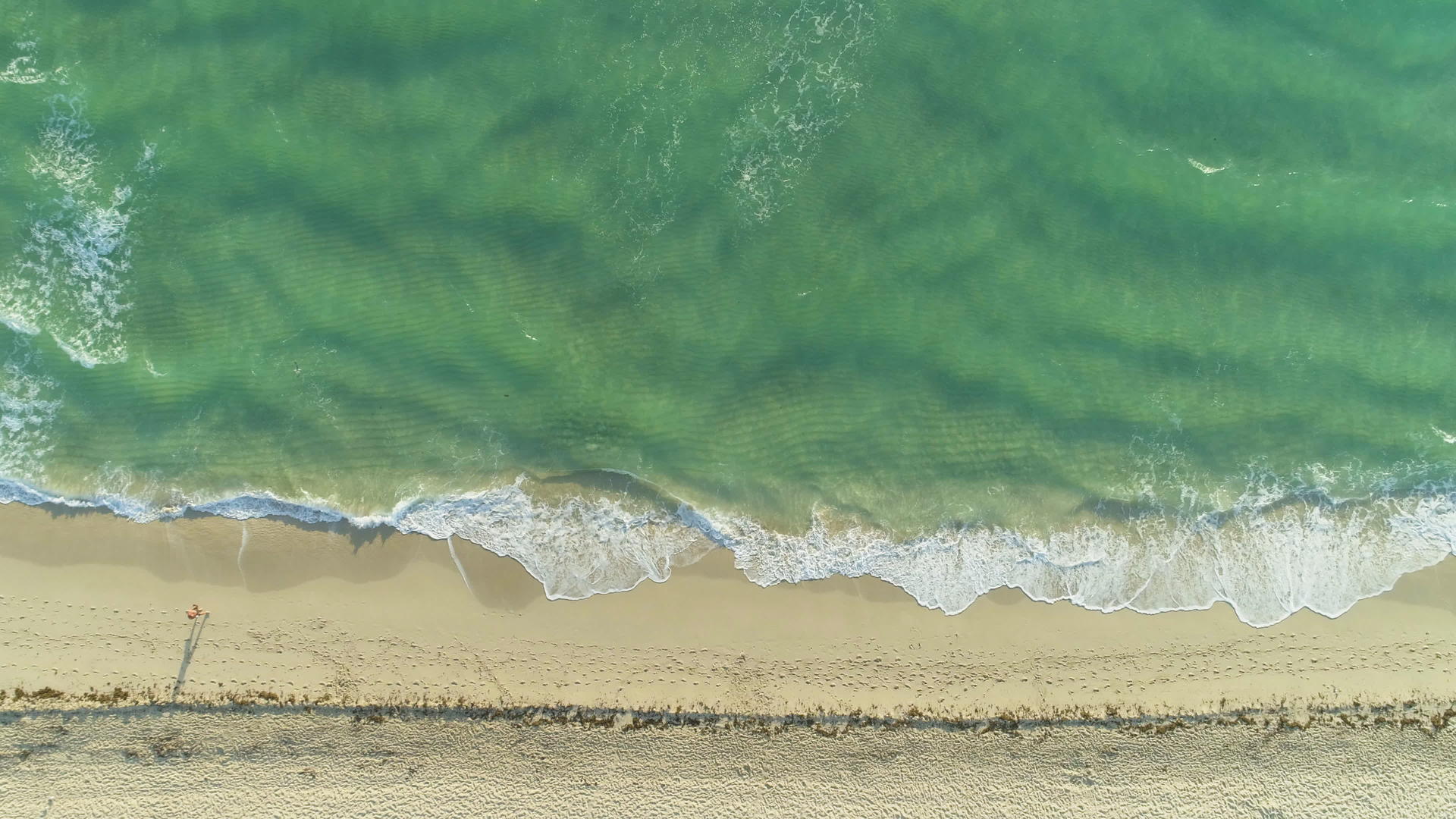阳光明媚的清晨海浪和沙蜜蜂海滩视频的预览图