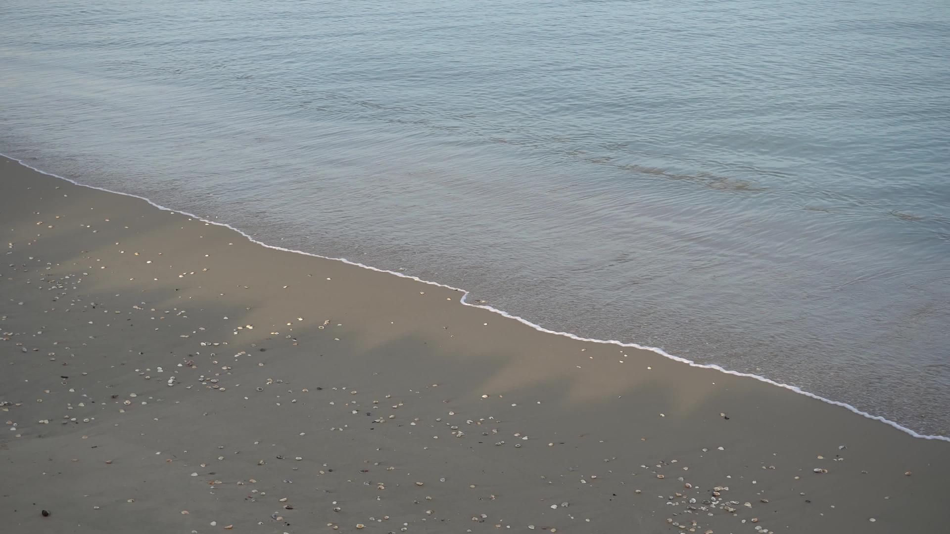 海水在海滩上轻轻移动视频的预览图