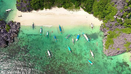 海岸上的游客和船只卡罗莫岛马图卡德岛菲利平斯岛视频的预览图