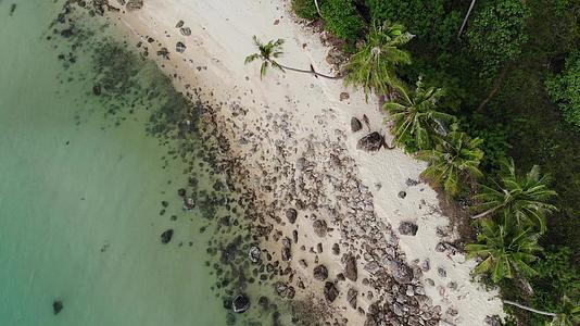 在边热带海滩上的石头位于泰国苏梅岛视频的预览图